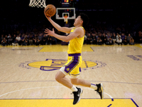 NBA常规赛洛杉矶湖人对阵金州勇士，一名篮球运动员突破上篮