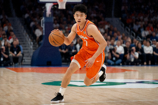篮球比赛中球员运球突破的NBA比赛场景