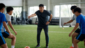 足球教练在场边指导球员进行战术演练