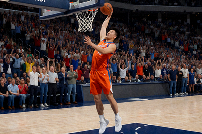 NBA比赛中球员空中单手暴扣，全场观众起立欢呼，篮球馆气氛达到高潮