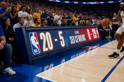 NBA季后赛席位争夺战现场，计分板显示各队胜场差