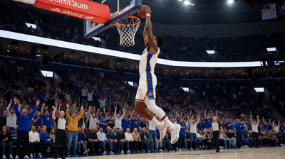 NBA篮球比赛中球员起跳扣篮的精彩瞬间,球馆内观众欢呼,充满竞技张力